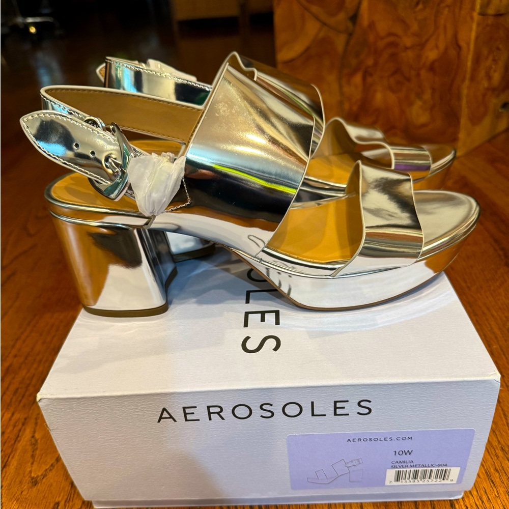 NWT Aerolsole Silver Platforms